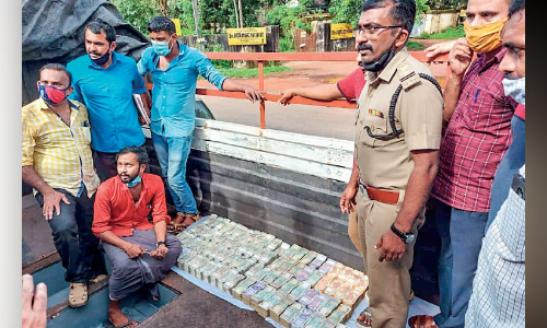 നാഗ്പൂരിൽനിന്ന്​ അരിലോറിയിൽ കടത്താൻ ശ്രമിച്ച 1. 38 കോടി രൂപ പിടികൂടി