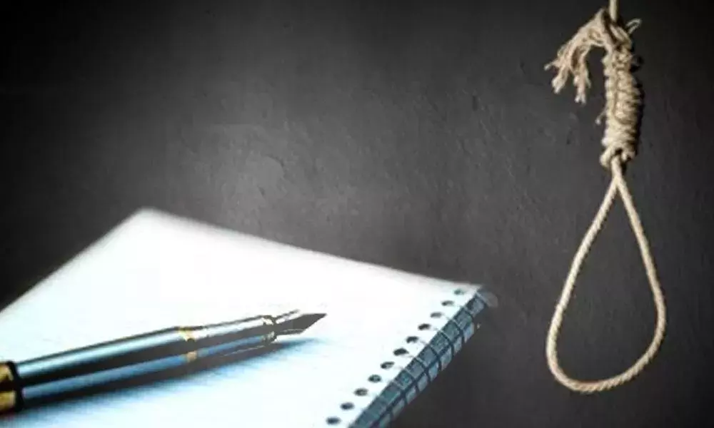 മൂന്നംഗ കുടുംബത്തിന്റെ ആത്മഹത്യ; അടച്ച പണമെല്ലാം പലിശയിലേക്ക്; ദുരന്തത്തിലേക്ക് കുടുംബം മൂന്നംഗ കുടുംബത്തിന്റെ ആത്മഹത്യ; അടച്ച പണമെല്ലാം പലിശയിലേക്ക്; ദുരന്തത്തിലേക്ക് കുടുംബം