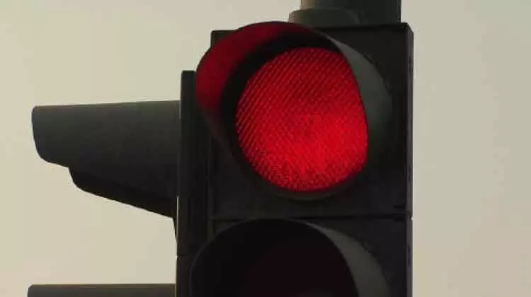 അബൂദബിയിൽ ചുവപ്പ് സിഗ്നൽ മറികടന്നാൽ 1000 ദിർഹം പിഴ അബൂദബിയിൽ ചുവപ്പ് സിഗ്നൽ മറികടന്നാൽ 1000 ദിർഹം പിഴ