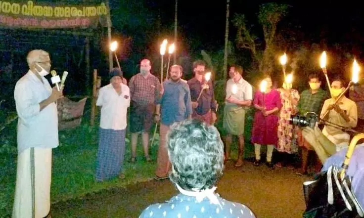 ചെങ്ങോടുമലക്കു ചുറ്റും ഉറക്കമൊഴിഞ്ഞ്​ കാൽനട പ്രതിഷേധം