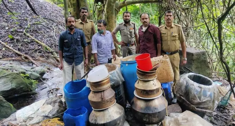 വനത്തിനുള്ളിൽ വ്യാജവാറ്റ് കേന്ദ്രം; 1050 ലിറ്റര് വാഷ് പിടികൂടി വനത്തിനുള്ളിൽ വ്യാജവാറ്റ് കേന്ദ്രം; 1050 ലിറ്റര് വാഷ് പിടികൂടി
