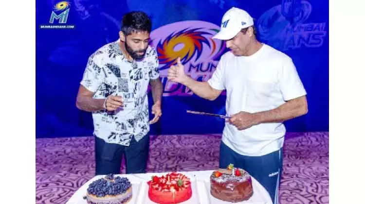 റോബിൻ സിങ്ങിനും സൂര്യകുമാറിനും പിറന്നാൾ മധുരം റോബിൻ സിങ്ങിനും സൂര്യകുമാറിനും പിറന്നാൾ മധുരം