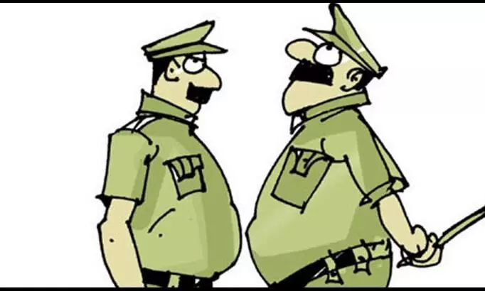 മാനസിക വിഭ്രാന്തിയുള്ളയാൾ പൊലീസ് യൂനിഫോമിട്ട്​  ജ​ങ്​​ഷ​നി​ല്‍;  ജനങ്ങൾ പരിഭ്രാന്തരായി