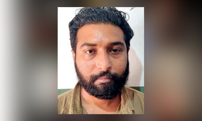 വിമാനത്താവളം കേന്ദ്രീകരിച്ച് സ്വര്ണക്കവര്ച്ച നടത്തുന്ന സംഘത്തിലെ മുഖ്യപ്രതി പിടിയില് വിമാനത്താവളം കേന്ദ്രീകരിച്ച് സ്വര്ണക്കവര്ച്ച നടത്തുന്ന സംഘത്തിലെ മുഖ്യപ്രതി പിടിയില്