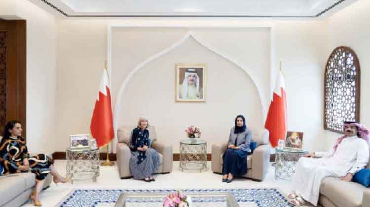 ഫൗസിയ സൈനല് യു.എസ് നയതന്ത്ര പ്രതിനിധിയെ സ്വീകരിച്ചു ഫൗസിയ സൈനല് യു.എസ് നയതന്ത്ര പ്രതിനിധിയെ സ്വീകരിച്ചു