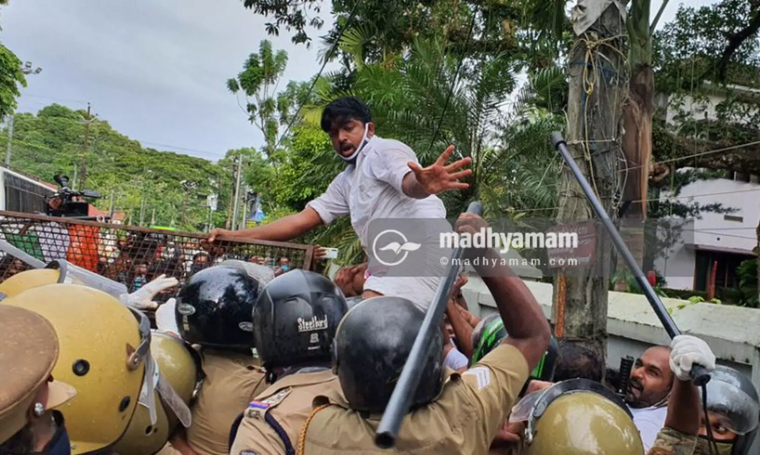 സമര മെഗാ സീരിയലിൽ എത്ര കൊറോണക്കൈമാറ്റം നടന്നുകാണും?; വൈറലായി പൊലീസുകാരൻെറ ഫേസ്ബുക്ക് കുറിപ്പ്