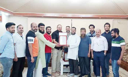 കെ.​എം. മു​ജീ​ബ് റ​ഹ്‌​മാ​ന്‌ യാ​ത്ര​യ​യ​പ്പ്​ ന​ൽ​കി