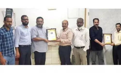 സ​ത്യ​ൻ വ​രൂ​ണ്ട​ക്കും അ​ബ്​​ദു​റ​ഹ്‌​മാ​നും ശാ​ന്തി യാ​ത്ര​യ​യ​പ്പ് ന​ൽ​കി