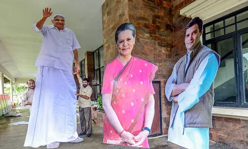 നാട്​ ഒരുങ്ങി; സ്​നേഹത്തിരക്കിലേക്ക്​ ഉമ്മൻ ചാണ്ടി