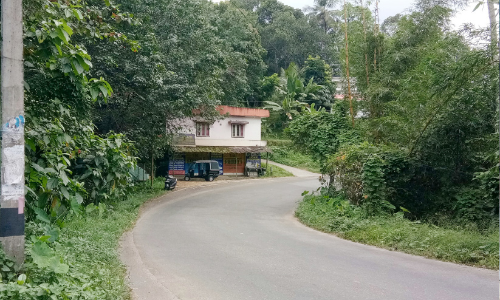 ചമ്പോൺ വലിയവളവിൽ അപകടങ്ങൾ പതിയിരിക്കുന്നു