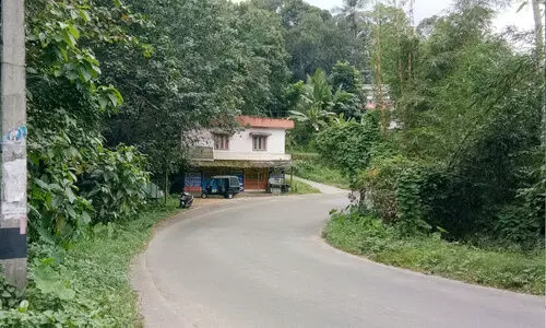 ചമ്പോൺ വലിയവളവിൽ അപകടങ്ങൾ പതിയിരിക്കുന്നു