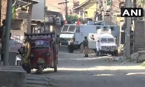 കശ്​മീരിൽ ഏറ്റുമുട്ടൽ; മൂന്നു തീവ്രവാദികളെ സൈന്യം വധിച്ചു; സി.ആർ.പി.എഫ്​ ജവാന്​ പരിക്ക്​