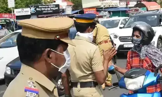 പെ​റ്റി​ക്കേ​സ് കൂ​ട്ടാ​ൻ സ​മ്മ​ർ​ദമെന്ന്​; ഹെ​ൽ​മ​റ്റി​ല്ലെ​ങ്കി​ലും പി​ഴ മാ​സ്ക്കി​ല്ലാ​ത്ത​തി​ന്