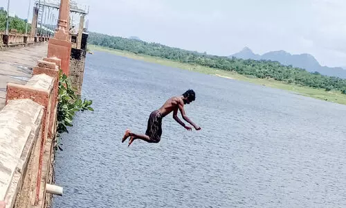 ചു​ള്ളി​യാ​ർ ഡാം: ​സാ​ഹ​സ​ക്കു​ളി അ​പ​ക​ടം വ​രു​ത്തി​വെ​ക്കും