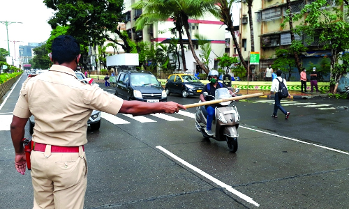 കോവിഡാണെന്ന് ഭാര്യയോട് കള്ളം പറഞ്ഞ് മുങ്ങിയ യുവാവിനെ പൊലീസ് പിടികൂടിയത് കാമുകിയോടൊപ്പം