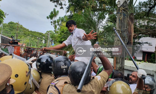 സമര മെഗാ സീരിയലിൽ എത്ര കൊറോണക്കൈമാറ്റം നടന്നുകാണും?; വൈറലായി പൊലീസുകാരൻെറ ഫേസ്ബുക്ക് കുറിപ്പ്