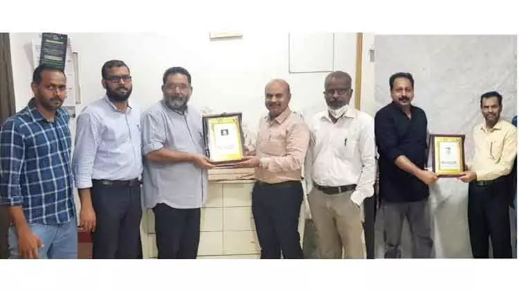 സ​ത്യ​ൻ വ​രൂ​ണ്ട​ക്കും അ​ബ്​​ദു​റ​ഹ്‌​മാ​നും ശാ​ന്തി യാ​ത്ര​യ​യ​പ്പ് ന​ൽ​കി