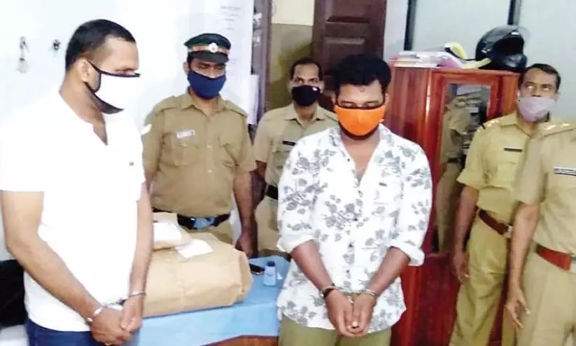 വടകരയില് ഏഴുകിലോ കഞ്ചാവുമായി രണ്ടുപേര് പിടിയില് വടകരയില് ഏഴുകിലോ കഞ്ചാവുമായി രണ്ടുപേര് പിടിയില്