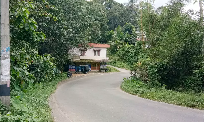 ചമ്പോൺ വലിയവളവിൽ അപകടങ്ങൾ പതിയിരിക്കുന്നു ചമ്പോൺ വലിയവളവിൽ അപകടങ്ങൾ പതിയിരിക്കുന്നു