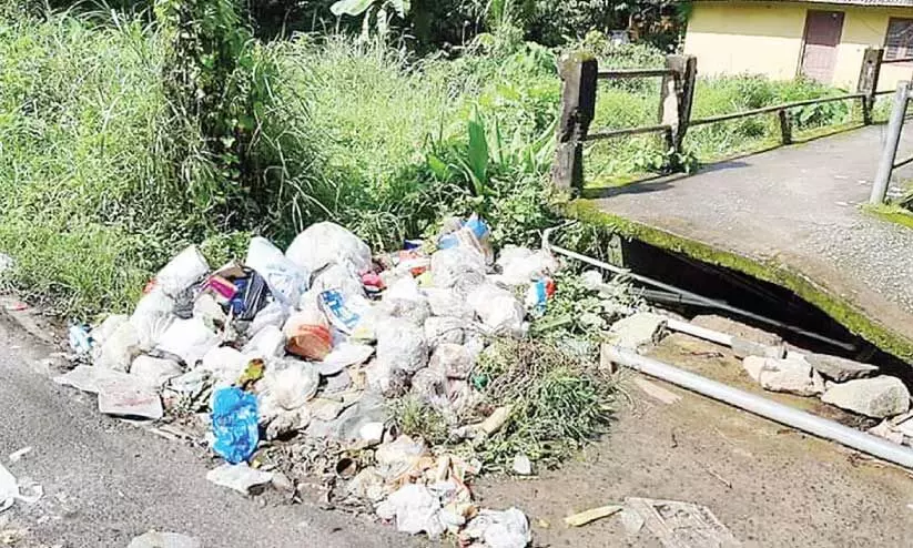 മാലിന്യം തോട്ടിലേക്ക് തള്ളിയ ഫാം ഉടമക്കെതിരെ കേസ് മാലിന്യം തോട്ടിലേക്ക് തള്ളിയ ഫാം ഉടമക്കെതിരെ കേസ്