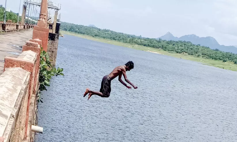 ചുള്ളിയാർ ഡാം: സാഹസക്കുളി അപകടം വരുത്തിവെക്കും ചുള്ളിയാർ ഡാം: സാഹസക്കുളി അപകടം വരുത്തിവെക്കും