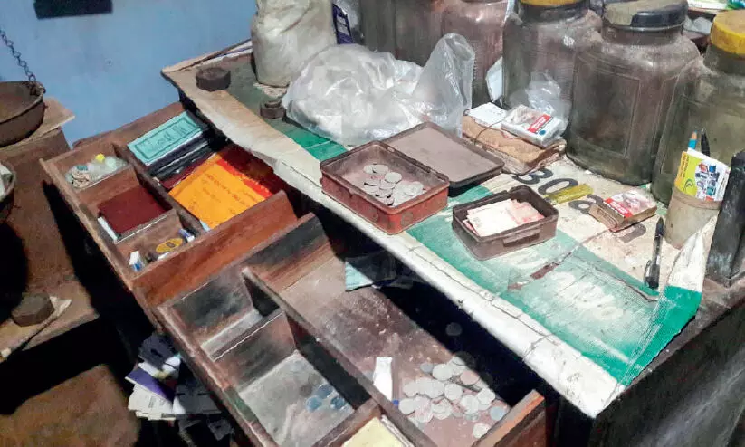 മണ്ണൂരിൽ പട്ടാപ്പകൽ രണ്ടിടത്ത് മോഷണം മണ്ണൂരിൽ പട്ടാപ്പകൽ രണ്ടിടത്ത് മോഷണം