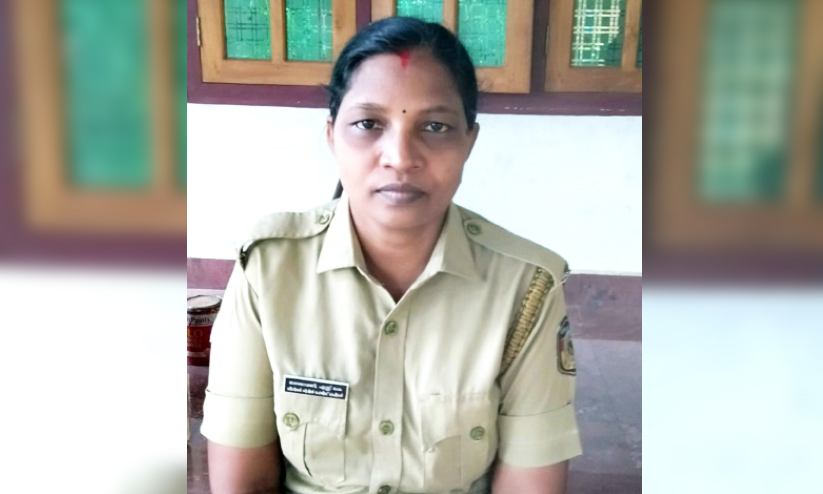 നീറ്റ് പരീക്ഷക്ക് ഡ്രെസ് കോഡ് മറന്നു; വിദ്യാർഥിക്ക് തുണയായത് വനിത പൊലീസ് നീറ്റ് പരീക്ഷക്ക് ഡ്രെസ് കോഡ് മറന്നു; വിദ്യാർഥിക്ക് തുണയായത് വനിത പൊലീസ്