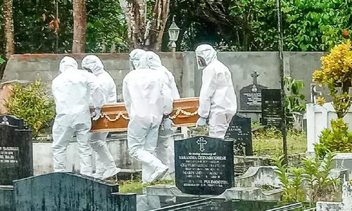 covid patients body was cremated by DYFI