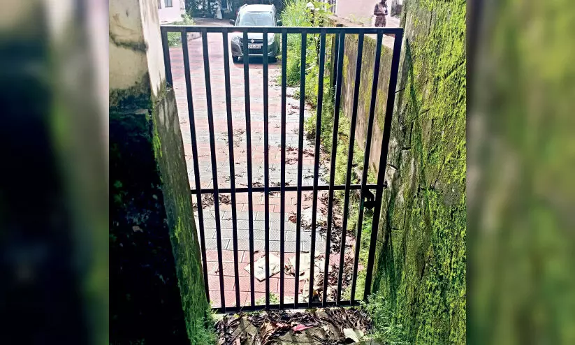 gate between vengara block office and panchayath office closed