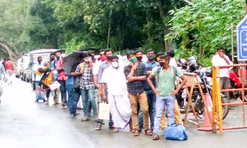 quee in kerala Tamil nadu boarder