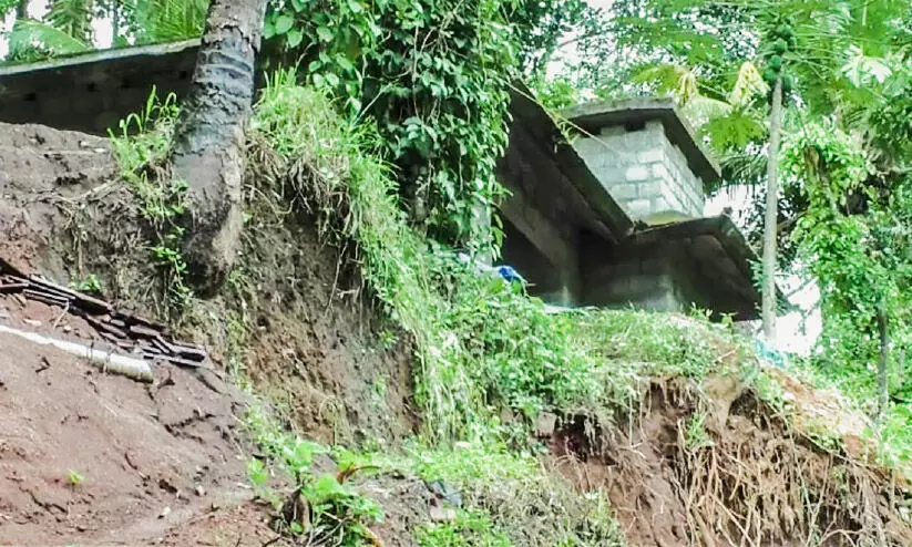 wall collpsed nedumkandam family wall collpsed nedumkandam family