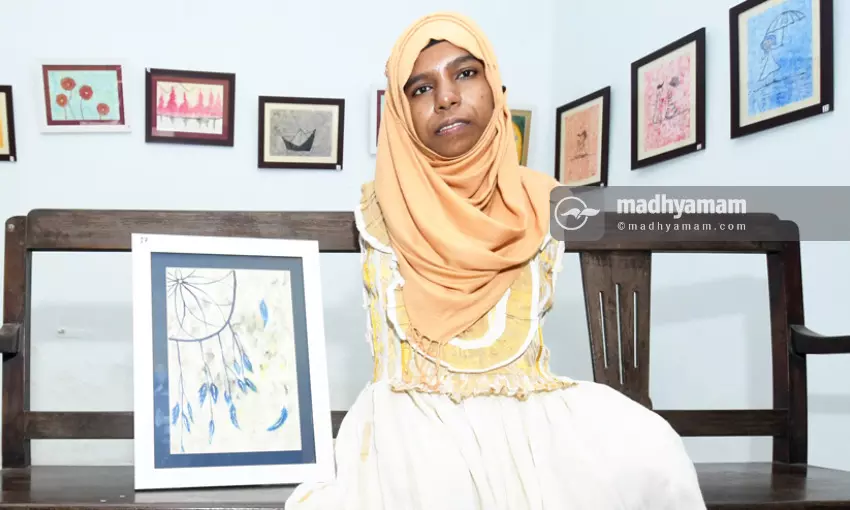 ഉമ്മുകുൽസുവിന്റെ കോഴിക്കോട്ടെ ചിത്രപ്രദർശനം ഉമ്മുകുൽസുവിന്റെ കോഴിക്കോട്ടെ ചിത്രപ്രദർശനം