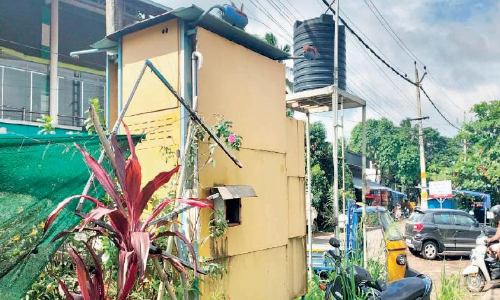 അ​ങ്ങാ​ടി​പ്പു​റ​ത്ത് പ്രാ​ഥ​മി​ക കാ​ര്യ​ങ്ങ​ൾ​ക്ക് മു​ട്ടി​യാ​ൽ പെ​ട്ടു