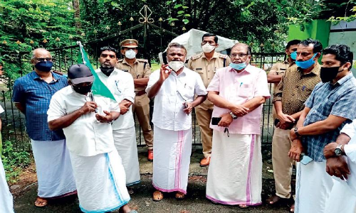 പ്രധാനാധ്യാപകൻ അവഹേളിച്ചെന്ന്​ പരാതി; സ്കൂളിലേക്ക്​ പ്രതിഷേധ മാർച്ച്
