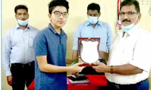 ന​വ​യു​ഗം വി​ദ്യാ​ഭ്യാ​സ പ്രോ​ത്സാ​ഹ​ന അ​വാ​ർ​ഡു​ക​ൾ വി​ത​ര​ണം ചെ​യ്തു