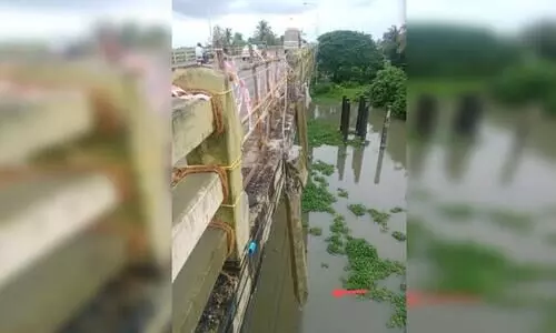 ഒടിഞ്ഞ തൂണുകൾ കായൽ യാത്രക്ക്​ ഭീഷണി