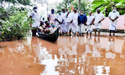 റോഡിൽ വള്ളമിറക്കി നാട്ടുകാരുടെ പ്രതിഷേധം