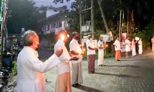 ഗിഫ്റ്റ് സിറ്റി പദ്ധതി: 500ഓളം കുടുംബങ്ങൾ  തിരി തെളിയിച്ച് പ്രതിഷേധിച്ചു