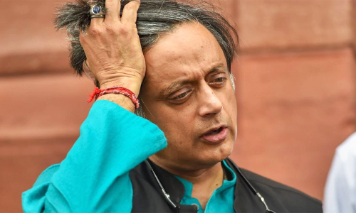 അഴിമതി ഉയരുമ്പോൾ തെരുവിൽ പ്രതിഷേധങ്ങൾ ഉണ്ടാകും; സർക്കാറിനോട് ശശി തരൂർ