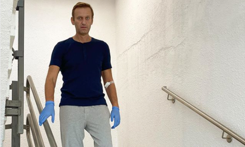 ആരോഗ്യനില വീണ്ടെടുക്കുന്നു; കോണിപ്പടി ഇറങ്ങുന്ന ചിത്രം പുറത്തുവിട്ട്​ നാവൽനി