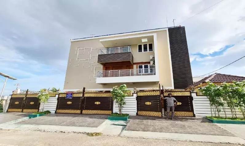 യു.ടി.എസ് തട്ടിപ്പ്: 18 കോടിയുടെ നാലുനില വീട്; ഗൗതം രമേശിേൻറത് ആഡംബര ജീവിതം യു.ടി.എസ് തട്ടിപ്പ്: 18 കോടിയുടെ നാലുനില വീട്; ഗൗതം രമേശിേൻറത് ആഡംബര ജീവിതം