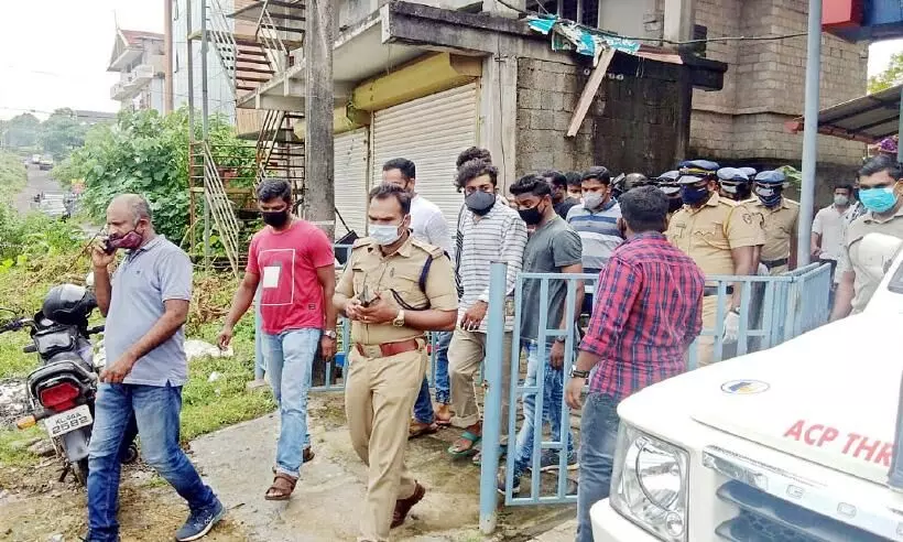 നെട്ടൂർ ഫഹദ് വധം: കത്തി കളമശ്ശേരിയിൽനിന്ന് കണ്ടെത്തി നെട്ടൂർ ഫഹദ് വധം: കത്തി കളമശ്ശേരിയിൽനിന്ന് കണ്ടെത്തി