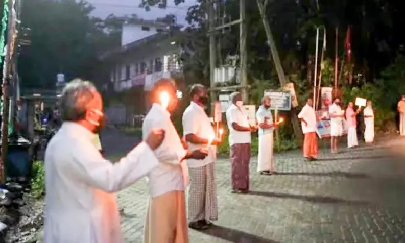 ഗിഫ്റ്റ് സിറ്റി പദ്ധതി: 500ഓളം കുടുംബങ്ങൾ  തിരി തെളിയിച്ച് പ്രതിഷേധിച്ചു