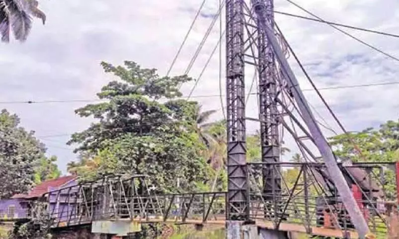 ചുങ്കത്ത് മുപ്പത് പൊക്കുപാലം വീണ്ടും പണിമുടക്കി ചുങ്കത്ത് മുപ്പത് പൊക്കുപാലം വീണ്ടും പണിമുടക്കി