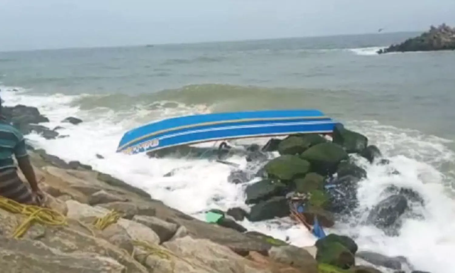 വള്ളം മറിഞ്ഞ് ഒരാളെ കടലില്‍ കാണാതായി