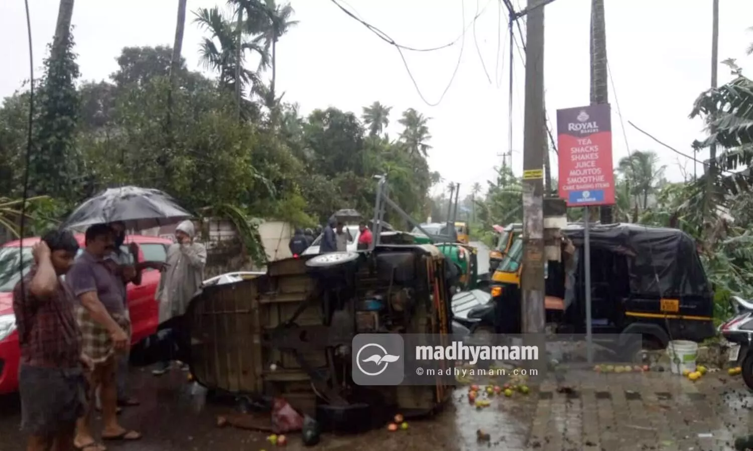 എടത്തലയിൽ കാറ്റിൽ വൻ നാശം; വാഹനങ്ങൾ തലകീഴായി മറിഞ്ഞു