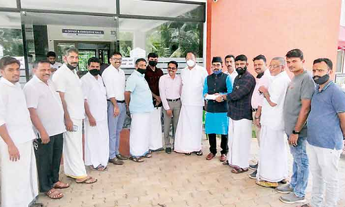 കൊ​ണ്ടോ​ട്ടി ഡ​യാ​ലി​സി​സ് സെൻറ​റി​ന്​ ധ​ന​സ​ഹാ​യ​വും ലാ​പ്ടോ​പ്പും കൈ​മാ​റി