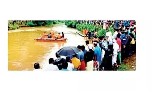 നീ​രോ​ല്‍പാ​ലം തോ​ട്ടി​ല്‍ ഒ​ഴു​ക്കി​ല്‍പെ​ട്ട യു​വാ​വി​നാ​യി ഇ​ന്നും തി​ര​ച്ചി​ൽ