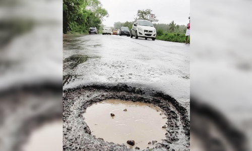 കോ​ഴി​ക്കോ​ട് ബൈപ്പാസിൽ കുഴിയിൽ വീണ്​ ദുരിത യാത്ര