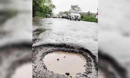 കോഴിക്കോട് ബൈപ്പാസിൽ കുഴിയിൽ വീണ് ദുരിത യാത്ര കോഴിക്കോട് ബൈപ്പാസിൽ കുഴിയിൽ വീണ് ദുരിത യാത്ര